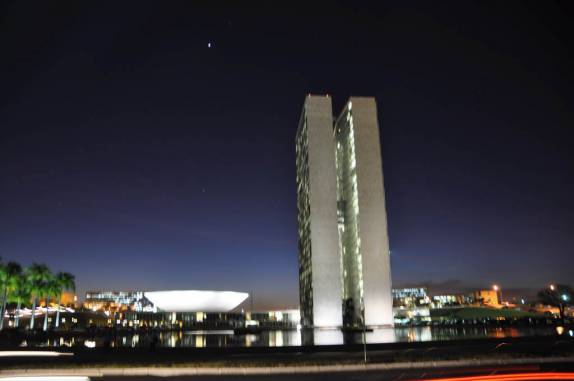 O Congresso visto da Praça dos Três Poderes, em Brasília - DF O Congresso visto da Praça dos Três Poderes, em Brasília - DF