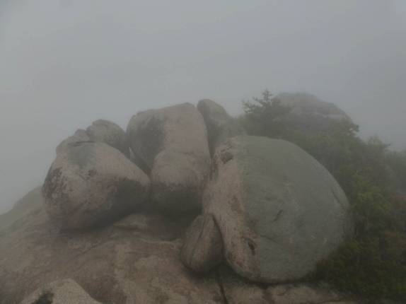 O cume entre nuvens da Old Rag Mountain, no Shennandoah National Park, na Virginia, nos Estados Unidos