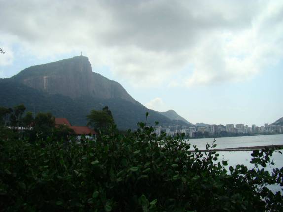 O céu limpando e sol aparecendo na Lagoa Rodrigo de Freitas, no Rio de Janeiro - RJ O céu limpando e sol aparecendo na Lagoa Rodrigo de Freitas, no Rio de Janeiro - RJ