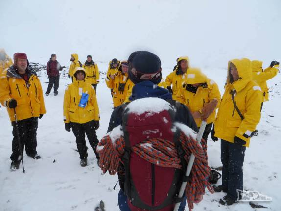 O Damien nos conta detalhes da caminhada de Shackleton cruzando as montanhas entre Fortuna Bay e Stromness, na Geórgia do Sul O Damien nos conta detalhes da caminhada de Shackleton cruzando as montanhas entre Fortuna Bay e Stromness, na Geórgia do Sul