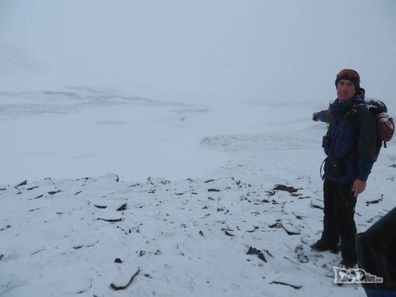O Damien nos mostra onde deveria haver um lago no alto da montanha entre Fortuna Bay e Stromness, na Geórgia do Sul O Damien nos mostra onde deveria haver um lago no alto da montanha entre Fortuna Bay e Stromness, na Geórgia do Sul