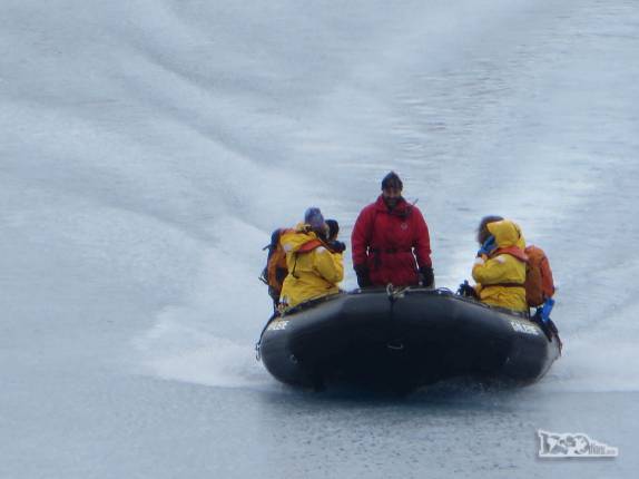O Dave traz mais passageiros de volta ao Sea Spirit, depois de visita a Stromness, na Geórgia do Sul O Dave traz mais passageiros de volta ao Sea Spirit, depois de visita a Stromness, na Geórgia do Sul