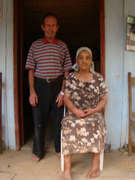 O Demétrio e a Luiza, na sua propriedade, no Salto São Sebastião. em Prudentópolis - PR O Demétrio e a Luiza, na sua propriedade, no Salto São Sebastião. em Prudentópolis - PR