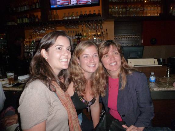 O encontro das blogueiras Tetê (Escapismo Genuíno), Ana (1000Dias) e Cláudia (Aprendiz de Viajante) em bar de(Washington, capital dos Estados Unidos O encontro das blogueiras Tetê (Escapismo Genuíno), Ana (1000Dias) e Cláudia (Aprendiz de Viajante) em bar de(Washington, capital dos Estados Unidos