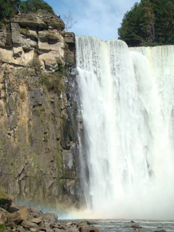 O enorme Salto Barão do Rio Branco, em Prudentópolis - PR. A Ana e a PatrÃcia aparecem, minúsculas, no alto da foto, à esquerda O enorme Salto Barão do Rio Branco, em Prudentópolis - PR. A Ana e a PatrÃcia aparecem, minúsculas, no alto da foto, à esquerda