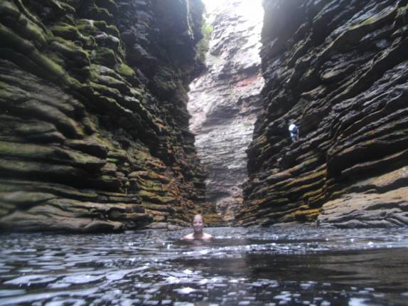 O estreito canyon com paredes de 80 metros que leva à Cachoeira do Buracão, região de Ibicoara, na Chapada Diamantina - BA