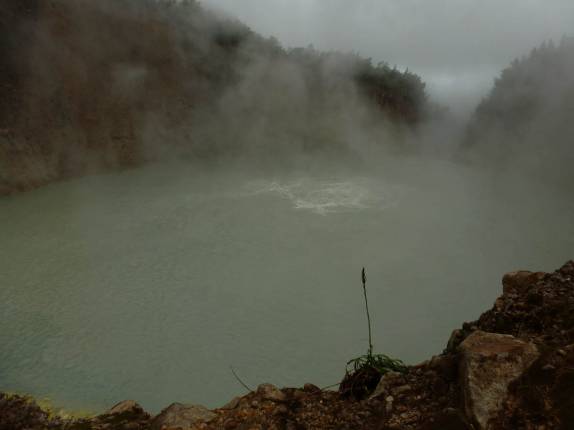 O famoso Boiling Lake, a mais 'estranha' paisagem no Trois Pitons National Park, em Dominica, no Caribe O famoso Boiling Lake, a mais 'estranha' paisagem no Trois Pitons National Park, em Dominica, no Caribe