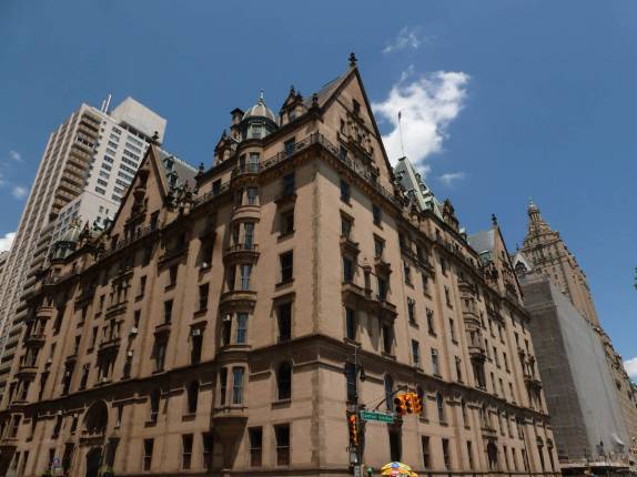 O famoso edifício Dakota, no lado oeste do Central Park, em Nova Iorque, nos Estados Unidos