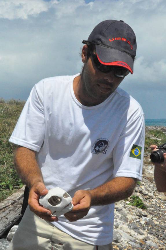 O Felipe, do Ibama, dando informações na ilha da Siriba em Abrolhos - BA O Felipe, do Ibama, dando informações na ilha da Siriba em Abrolhos - BA