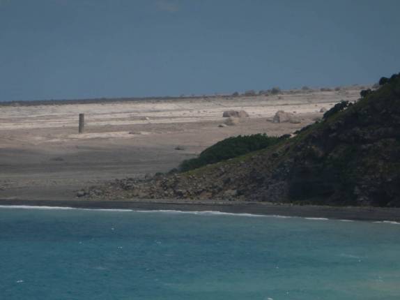 O fluxo piroclástico deixou apenas a torre de observação do antigo aeroporto à vista, perto de Plymouth, em Montserrat, no Caribe
