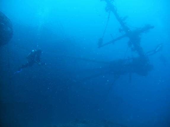 O grande mastro submerso do naufrágio Charlie Brown, na costa de Statia - Caribe O grande mastro submerso do naufrágio Charlie Brown, na costa de Statia - Caribe