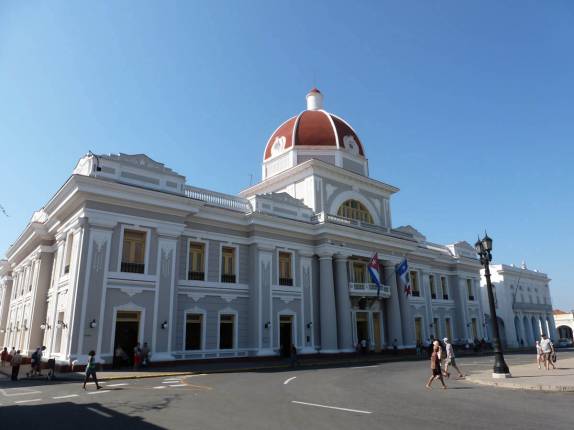 o imponente prédio do Museu Provincial, na praça josé Martí, centro de Cienfuegos, em Cuba