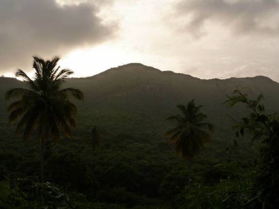 O interior montanhoso próximo à Darkwood Beach, no sudoeste de Antígua, no Caribe O interior montanhoso próximo à Darkwood Beach, no sudoeste de Antígua, no Caribe