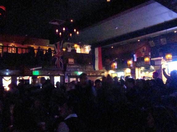 O Kilkenny, pub irlandes, estava lotado! (no Paseo Carmelita, em Asunción - Paraguai) O Kilkenny, pub irlandes, estava lotado! (no Paseo Carmelita, em Asunción - Paraguai)