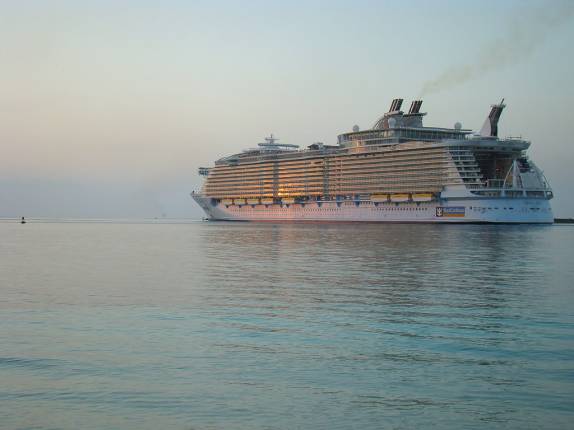 O maior Cruzeiro do mundo, em Nassau O maior Cruzeiro do mundo, em Nassau