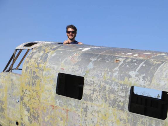 O Maxi em um velho avião abandonado perto de San Juan, na Argentina O Maxi em um velho avião abandonado perto de San Juan, na Argentina