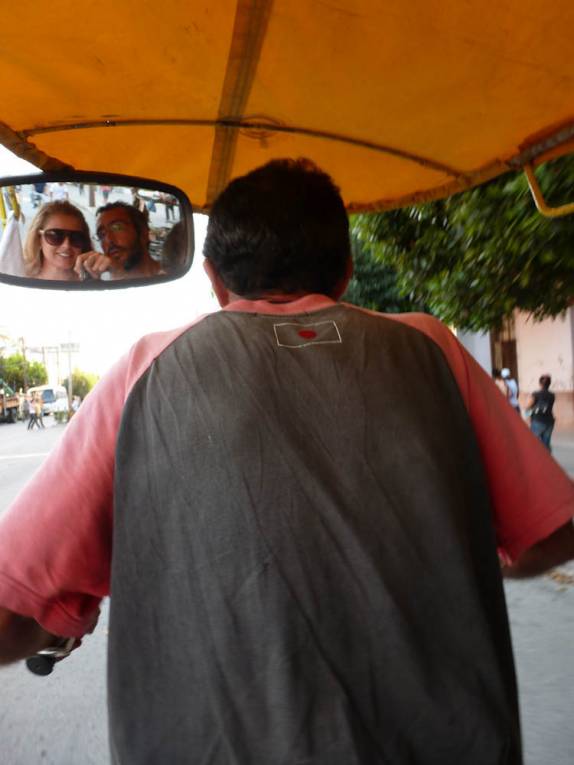 O motorista do nosso bicitáxi nos leva pelas ruas de Camaguey, em Cuba O motorista do nosso bicitáxi nos leva pelas ruas de Camaguey, em Cuba