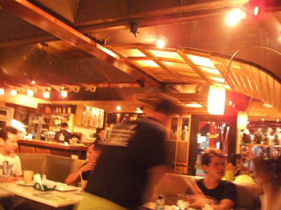 O movimentado Café Santa Clara, no Centro Cultural Dragão do Mar, em Fortaleza - CE