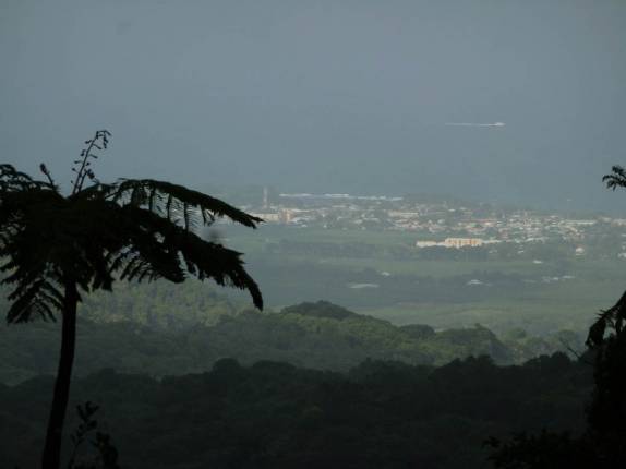 O oceano visto do alto do Parque Nacional em Basse Terre, em Guadalupe, no Caribe O oceano visto do alto do Parque Nacional em Basse Terre, em Guadalupe, no Caribe