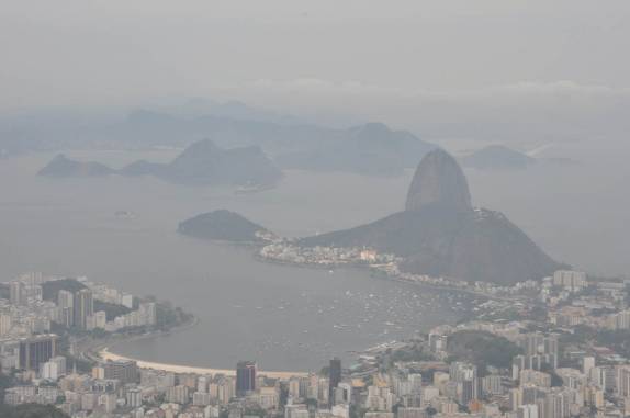 O Pão de Açúcar, visto do alto do Corcovado, no Rio de Janeiro - RJ