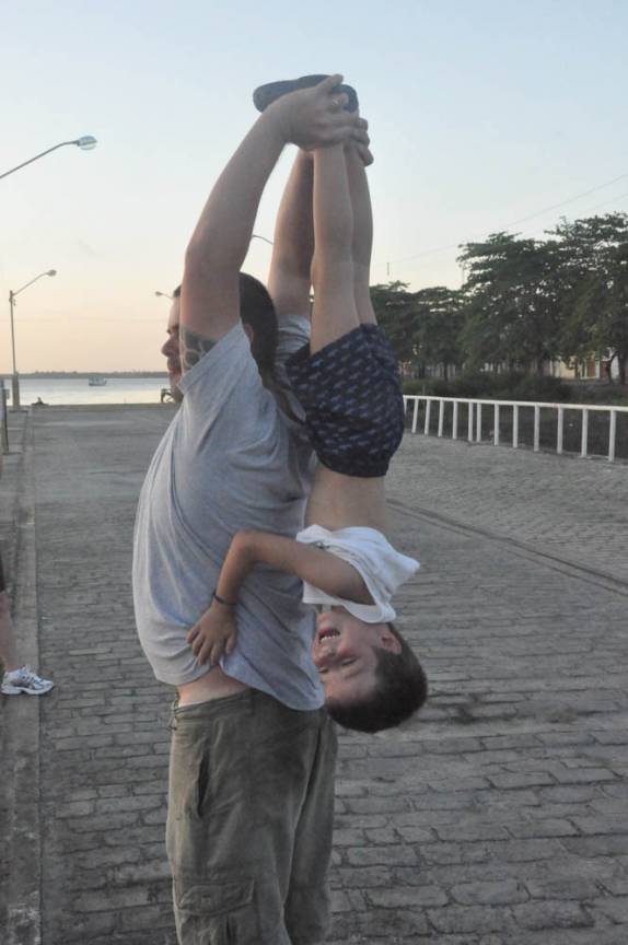 O Renato, um de nossos dive-masters com o João, em Caravelas - BA