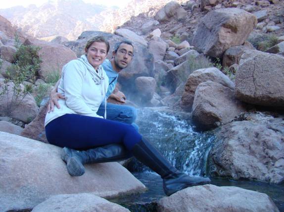 O riacho de água quente que alimenta as termas de Fiambalá, na Argentina O riacho de água quente que alimenta as termas de Fiambalá, na Argentina