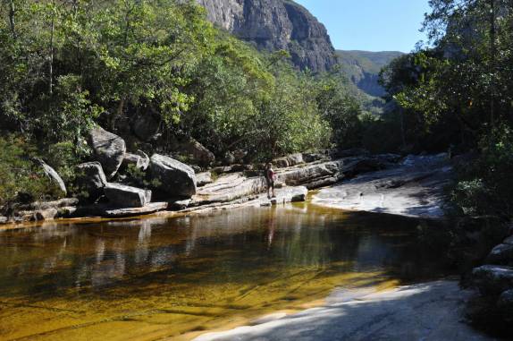 O rio de águas amareladas no Canyon do Peixe Tolo, na Serra do Intendente, em Tabuleiro - MG O rio de águas amareladas no Canyon do Peixe Tolo, na Serra do Intendente, em Tabuleiro - MG