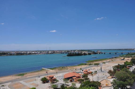 O rio São Francisco, com Juazeiro ao fundo, visto do apartamento da Iolanda, em Petrolina - PE O rio São Francisco, com Juazeiro ao fundo, visto do apartamento da Iolanda, em Petrolina - PE