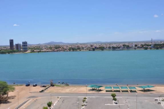 O rio São Francisco, com Juazeiro ao fundo, visto do apartamento da Iolanda, em Petrolina - PE