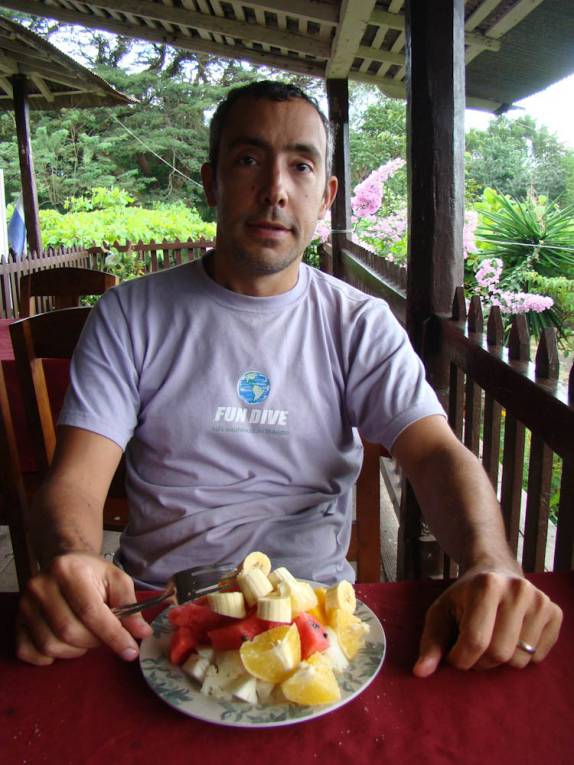 O saudável café da manhã antes de subir o vulcão Maderos, na Isla Ometepe, no Lago Nicarágua O saudável café da manhã antes de subir o vulcão Maderos, na Isla Ometepe, no Lago Nicarágua