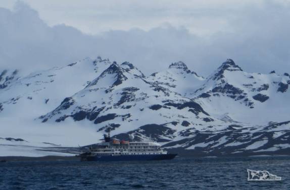 O Sea Spirit em meio a montanhas geladas, perto de Prion Island, na Geórgia do Sul O Sea Spirit em meio a montanhas geladas, perto de Prion Island, na Geórgia do Sul