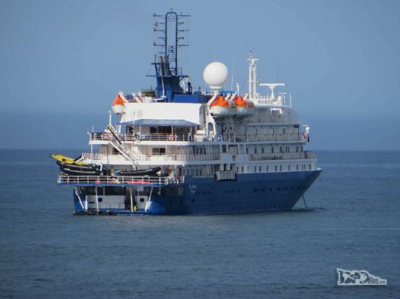 O Sea Spirit em St Andrews Bay, na Geórgia do Sul. Aí se vê bem o deck onde abordamos os zodiacs (1), o deck principal onde está o nosso quarto e os zodiacs são guardados(2), o deck da sala de estar e do bar(3) e o deck da piscina (4) O Sea Spirit em St Andrews Bay, na Geórgia do Sul. Aí se vê bem o deck onde abordamos os zodiacs (1), o deck principal onde está o nosso quarto e os zodiacs são guardados(2), o deck da sala de estar e do bar(3) e o deck da piscina (4)