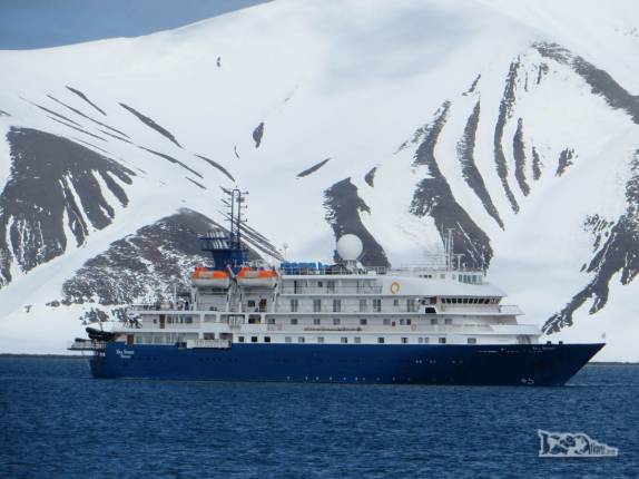 O Sea Spirit no visual majestoso da baía de Deception Island, na Antártida