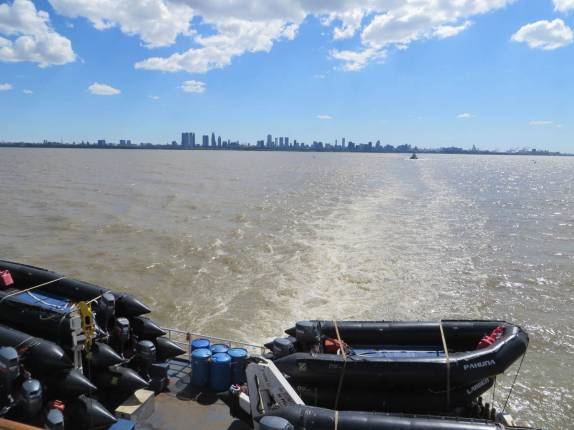 O Sea Spirit vai deixando Buenos Aires para trás