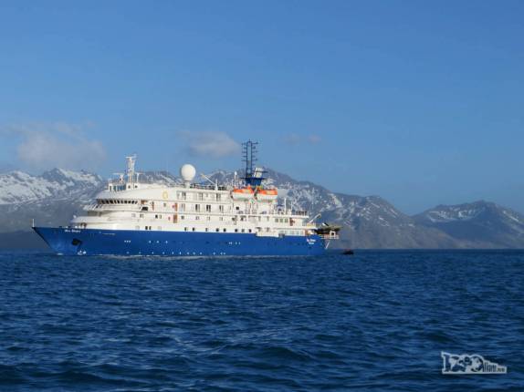 O sol de fim de tarde esquenta o Sea Spirit ao lado de Grytviken, na Geórgia do Sul O sol de fim de tarde esquenta o Sea Spirit ao lado de Grytviken, na Geórgia do Sul