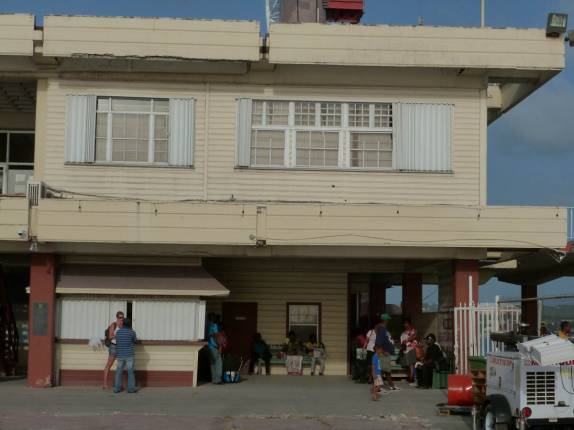 o terminal de embarque do porto de St John´s, em Antígua o terminal de embarque do porto de St John´s, em Antígua