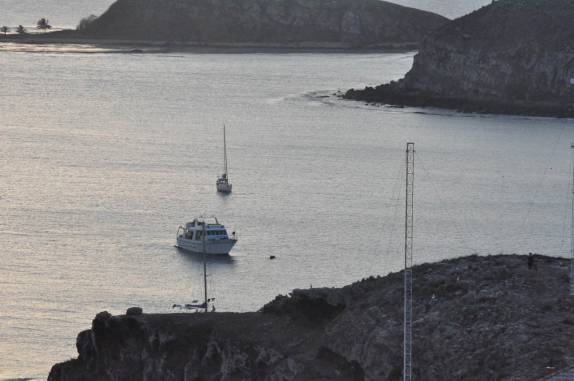 O Titan, nosso barco, visto do alto da ilha de Santa Bárbara em Abrolhos - BA O Titan, nosso barco, visto do alto da ilha de Santa Bárbara em Abrolhos - BA