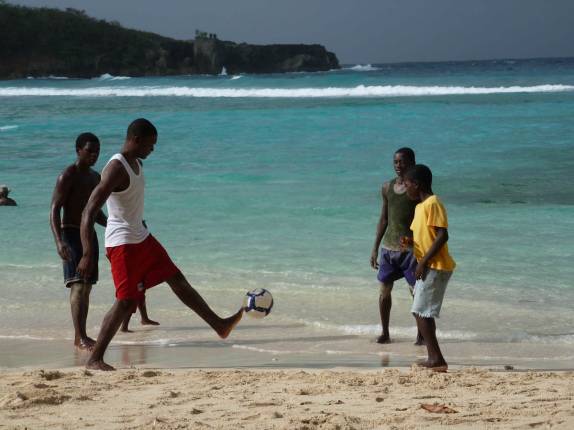 O tradicional futebol de fim de tarde não poderia faltar na praia de Winnifred, em Port Antonio, no nordeste da Jamaica