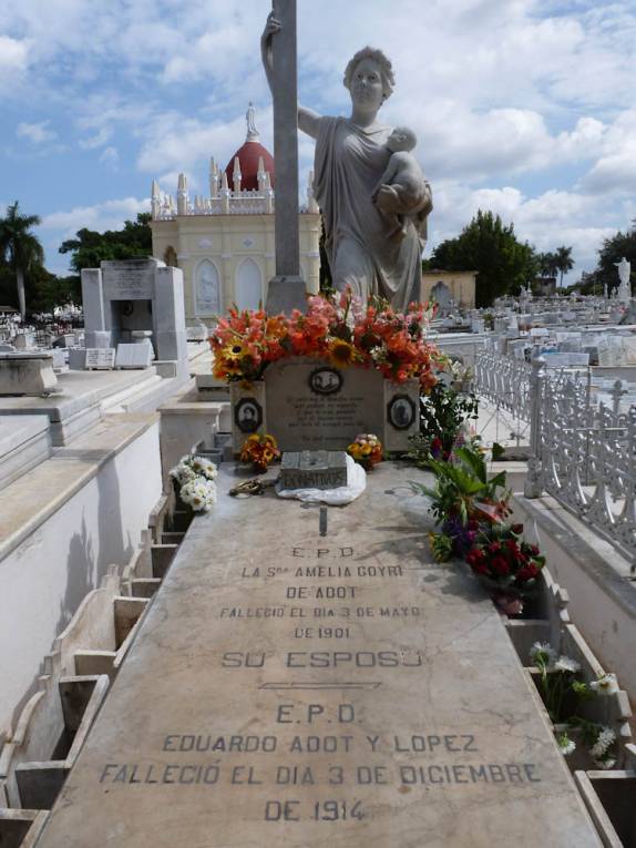 O túmulo da milagrosa Amelia Goyri, na Necrópolis Cristóbal Colón, em Havana - Cuba O túmulo da milagrosa Amelia Goyri, na Necrópolis Cristóbal Colón, em Havana - Cuba