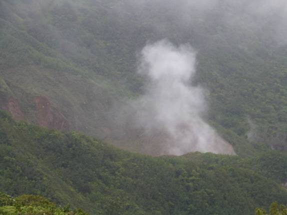O vapor que sai do lago fervente, na trilha do Boiling Lake, no Trois Pitons National Park, em Dominica, no Caribe O vapor que sai do lago fervente, na trilha do Boiling Lake, no Trois Pitons National Park, em Dominica, no Caribe
