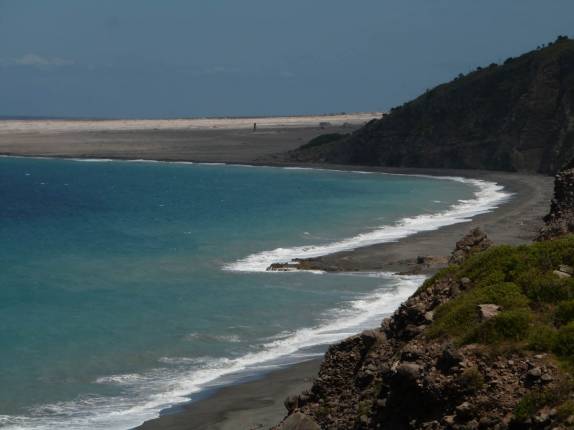 O vulcão destruiu o aeroporto, lá atrás, mas criou uma nova praia em Montserrat, no Caribe