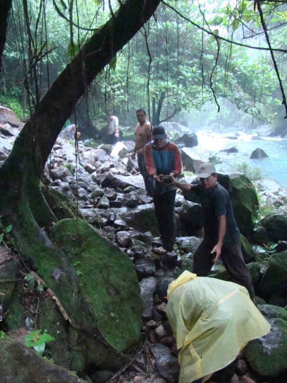 Obras para fazer um mirante na Cascata do Rio Celeste, no Parque Nacional Tenorio, no norte da Costa Rica Obras para fazer um mirante na Cascata do Rio Celeste, no Parque Nacional Tenorio, no norte da Costa Rica