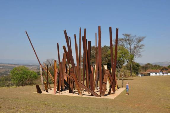 Observando a arte de Inhotim, Brumadinho, próximo à Belo Horizonte - MG Observando a arte de Inhotim, Brumadinho, próximo à Belo Horizonte - MG
