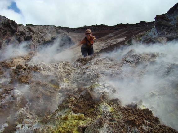 Observando a emissão de gases dentros da cratera do vulcão Cerro Negro, próximo à León, na Nicarágua.