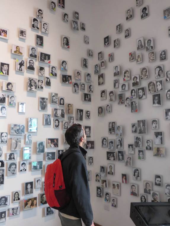 Observando a homenagem a algumas das dezenas de vítimas de tortura na década de 70 em Córdoba, na Argentina Observando a homenagem a algumas das dezenas de vítimas de tortura na década de 70 em Córdoba, na Argentina