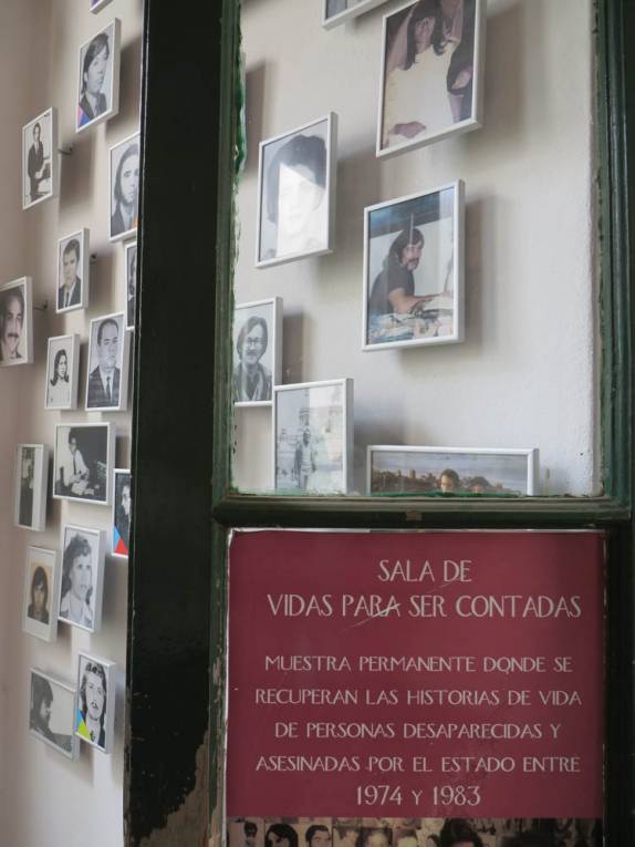 Observando a homenagem a algumas das dezenas de vítimas de tortura na década de 70 em Córdoba, na Argentina Observando a homenagem a algumas das dezenas de vítimas de tortura na década de 70 em Córdoba, na Argentina