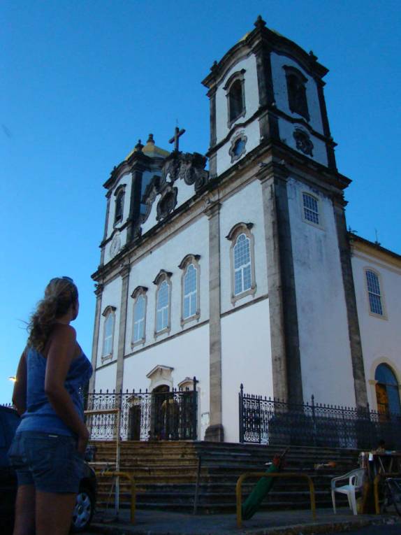 Observando a Igreja do Bonfim, em Salvador - BA