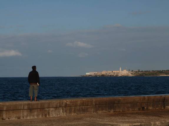 Observando a orla ao longo do Malecón em Havana - Cuba Observando a orla ao longo do Malecón em Havana - Cuba