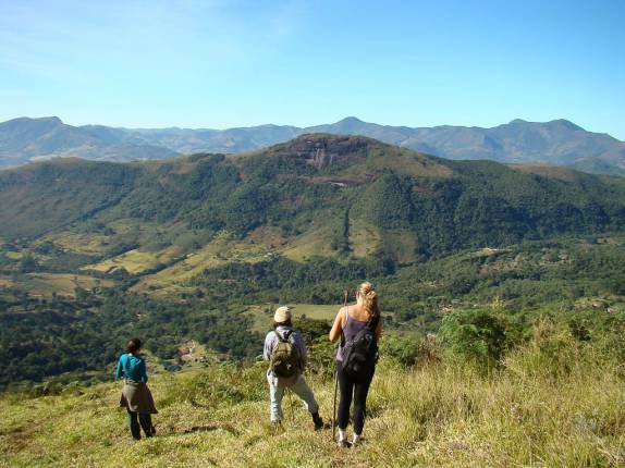 Observando a paisagem durante a caminhada ao Pico do Papagaio no Vale do Matutu - MG Observando a paisagem durante a caminhada ao Pico do Papagaio no Vale do Matutu - MG