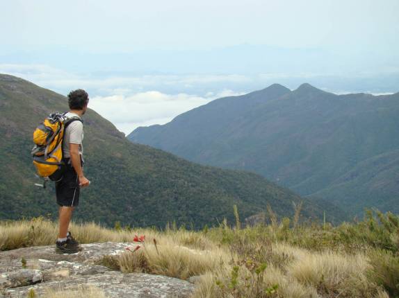 Observando a paisagem e as montanhas na trilha capixaba de acesso ao Pico da Bandeira, no Parque Nacional do Caparaó - MG/ES